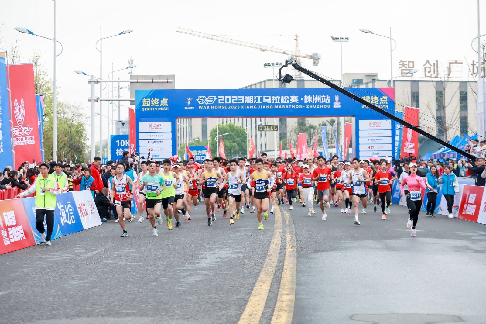 敢為人先·與湘江奔跑 ｜戰(zhàn)馬2023湘江馬拉松株洲站鳴槍起跑！